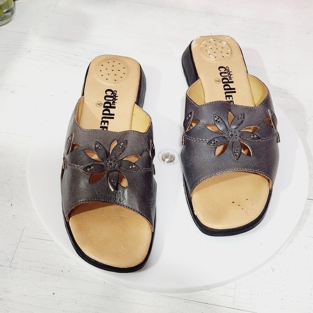 Cobbie Cuddlers Leather Floral Slip On Sandals Sized 9 - Picture 6 of 9